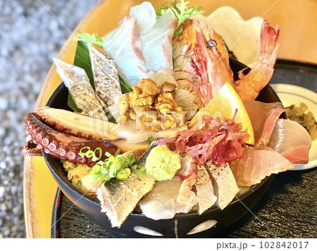 ぜいたく海鮮丼　豪華な海の幸 102842017