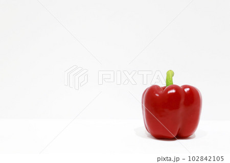 白背景の真っ赤なパプリカ 白背景の真っ赤なパプリカ 102842105