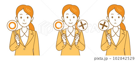 まるバツプレートを持ったビジネスウーマン 102842529