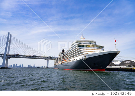 神奈川県横浜市　豪華客船クルーズから見た豪華客船と横浜の風景 102842549
