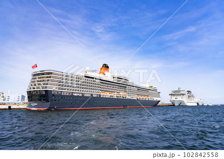 神奈川県横浜市　豪華客船クルーズから見た豪華客船と横浜の風景 102842558
