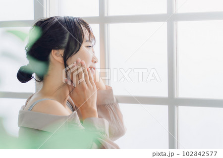 スキンケアをする美肌のアジア人女性の横顔(オーガニック・無添加) スキンケアをする美肌のアジア人女性の横顔(オーガニック・無添加) 102842577