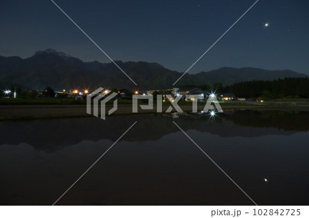 北杜市白州町、水田の水面に映る一際輝く宵の明星 北杜市白州町、水田の水面に映る一際輝く宵の明星 102842725