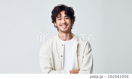 白いシャツを着た笑顔の20代〜40代の男性（アジア人・中国人・日本人・Generative AI） 102842856