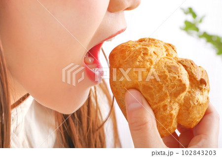 シュークリームを食べる女性 シュークリームを食べる女性 102843203