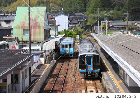窪川駅のJR四国車両 特急あしずりと土佐くろしお鉄道 普通列車 102843545