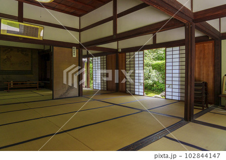 東福寺　芬陀院（雪舟寺）　和室から見える鶴亀の庭 102844147