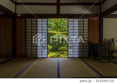 東福寺　芬陀院（雪舟寺）　和室から見える鶴亀の庭 102844150