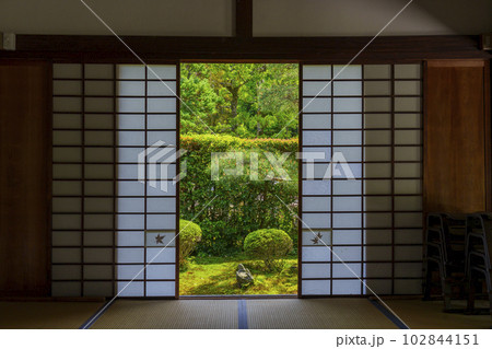 東福寺　芬陀院（雪舟寺）　和室から見える鶴亀の庭 102844151