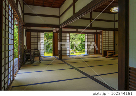 東福寺　芬陀院（雪舟寺）趣のある和室 102844161