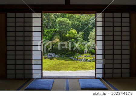 東福寺 芬陀院(雪舟寺)趣のある和室から見る庭 東福寺 芬陀院(雪舟寺)趣のある和室から見る庭 102844175