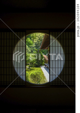 東福寺　芬陀院（雪舟寺）図南亭から望む東庭　新緑の季節 102844184