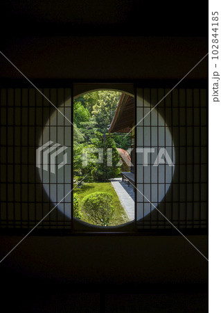 東福寺　芬陀院（雪舟寺）図南亭から望む東庭　新緑の季節 102844185