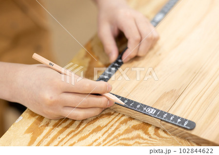 DIYで家具を作る子ども 102844622