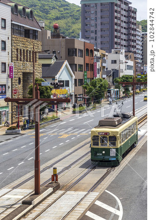 長崎の市街地を走る路面電車 長崎の市街地を走る路面電車 102844742