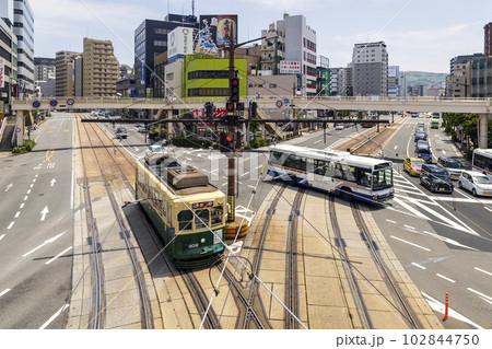 長崎の市街地を走る路面電車 長崎の市街地を走る路面電車 102844750