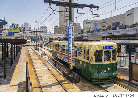 長崎の市街地を走る路面電車 長崎の市街地を走る路面電車 102844754