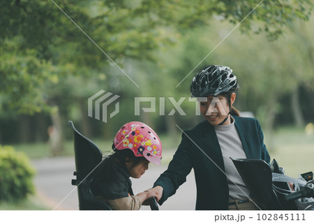 母子ともに自転車用ヘルメットの着用 102845111