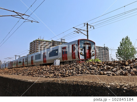 マンションをバックに走る815系電車 マンションをバックに走る815系電車 102845184