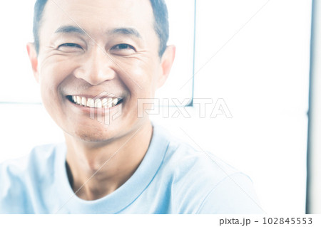 笑顔のミドル男性のポートレート 笑顔のミドル男性のポートレート 102845553