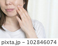 シワのケアをする女性 102846074