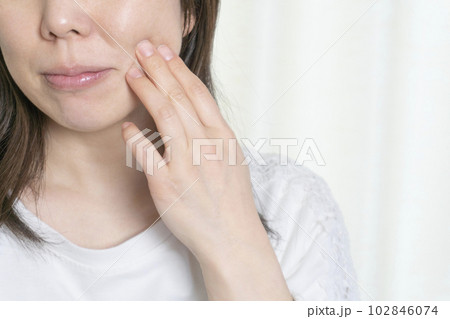 シワのケアをする女性 シワのケアをする女性 102846074