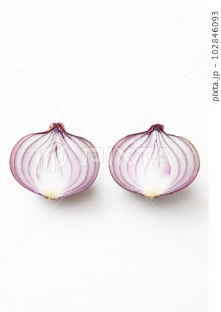 半分に切った紫玉ねぎ　白バック 102846093