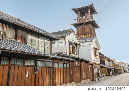 埼玉県川越市　川越市の観光名所　蔵造りの町並みのシンボル　時の鐘 102846405