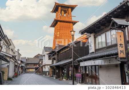 埼玉県川越市　川越市の観光名所　蔵造りの町並みのシンボル　朝日に照らされる時の鐘 102846413