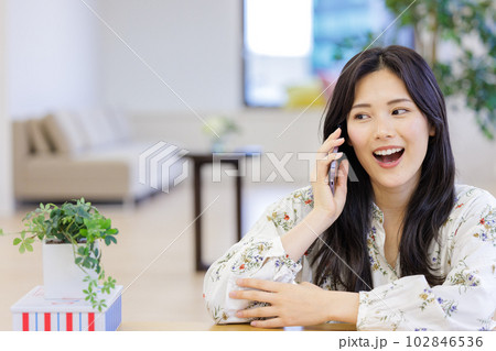 スマホで通話をしている若い女性 スマホで通話をしている若い女性 102846536