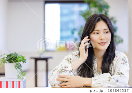 スマホで通話をしている若い女性 スマホで通話をしている若い女性 102846537