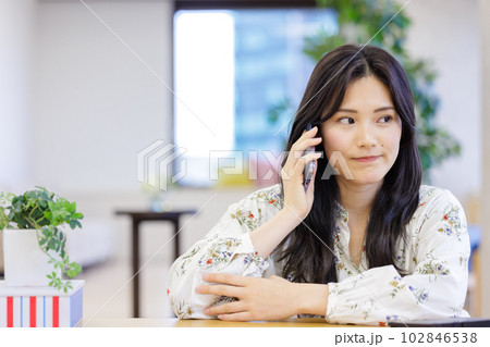 スマホで通話をしている若い女性 スマホで通話をしている若い女性 102846538