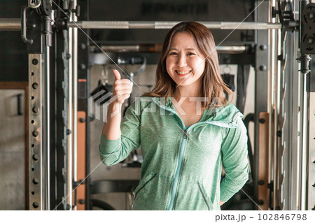 スポーツジムにいる笑顔のアジア人女性（ダイエット・インストラクター） 102846798