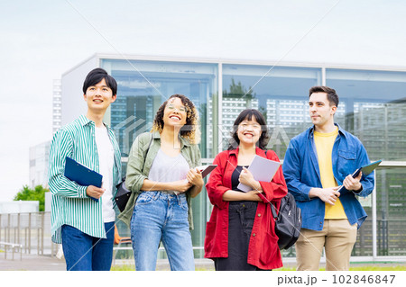 キャンパスで笑顔の多国籍の学生グループ キャンパスで笑顔の多国籍の学生グループ 102846847
