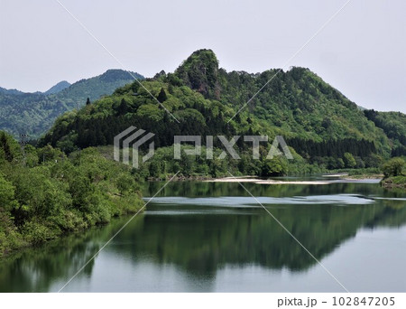 新潟県　阿賀町　麒麟山　新緑 102847205