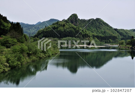 新潟県 阿賀町 麒麟山 新緑 新潟県 阿賀町 麒麟山 新緑 102847207