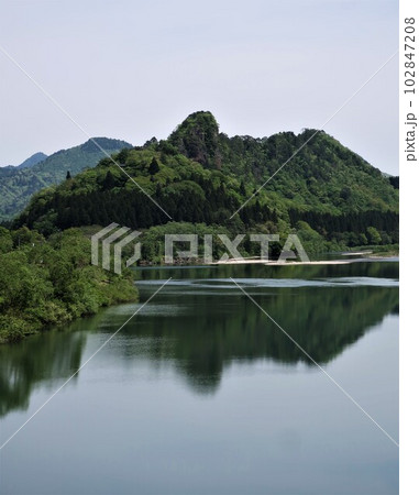 新潟県　阿賀町　麒麟山　新緑 102847208