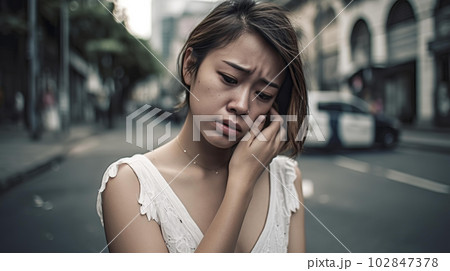 スラム街で貧困に悩む悲しそうな表情の女性（失恋・絶望・悲しい・Generative AI） 102847378