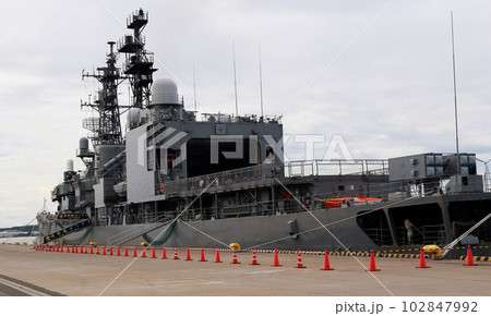 護衛艦ゆうぎり船尾と左舷 102847992