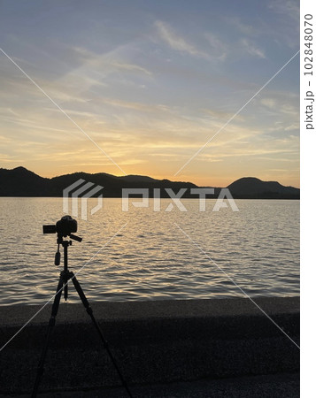 山陰海岸国立公園 綺麗な夕景の撮影風景 山陰海岸国立公園 綺麗な夕景の撮影風景 102848070