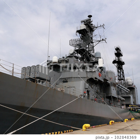 護衛艦艦橋のレーダーとミサイル 護衛艦艦橋のレーダーとミサイル 102848369