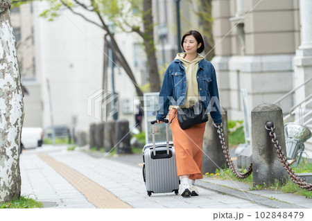 旅行をする女性　北海道観光　小樽　旅行 102848479