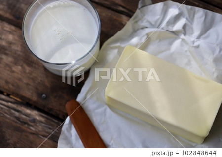 業務用バターとグラスミルク　乳製品 102848644