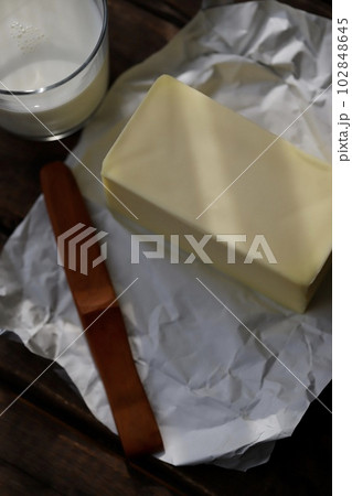 業務用バターとグラスミルク　乳製品 102848645