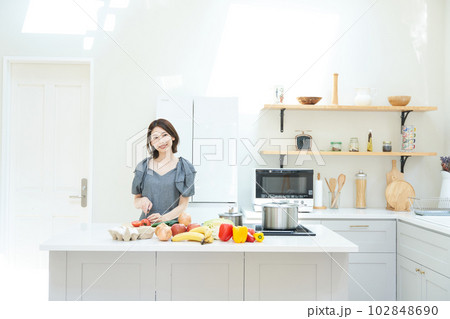 料理をする若い女性 料理をする若い女性 102848690