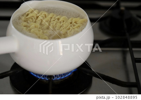 小鍋に入れて火にかけた袋ラーメン　即席ラーメン 102848895
