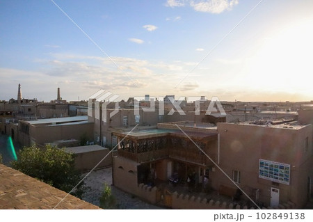 ヒヴァのサンセット　城壁からの眺め 102849138