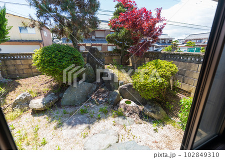 田舎の縁側の風景 102849310