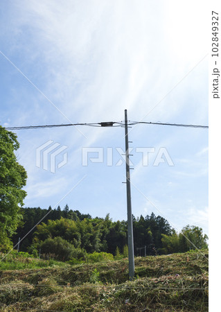 初夏の田園風景、中央には電信柱が立つ 初夏の田園風景、中央には電信柱が立つ 102849327