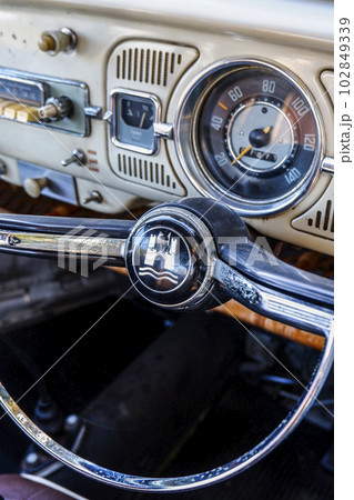 ヴィンテージカーのスピードメーターとハンドル 102849339